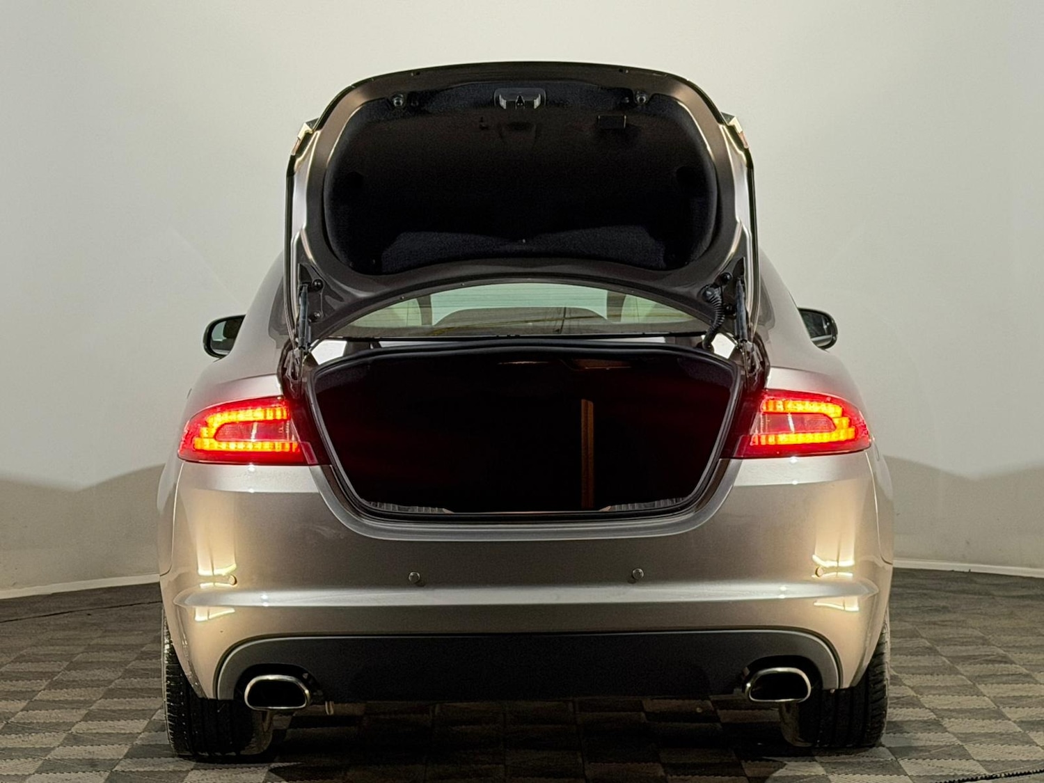 Used Jaguar XF 2011 for sale - 78216066: Photo 8