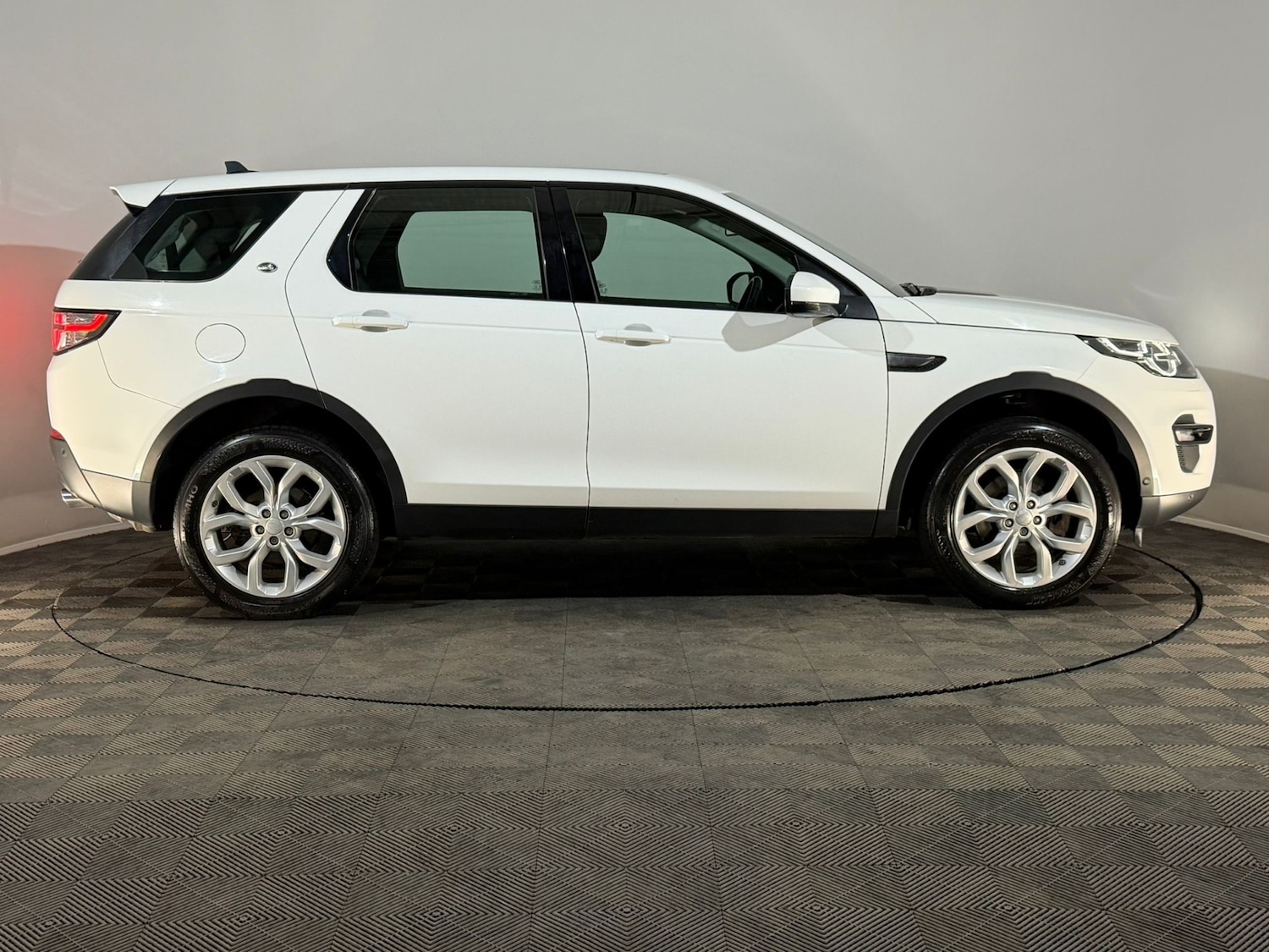 Used Land Rover Discovery Sport 2015 for sale - 76372590: Photo 4