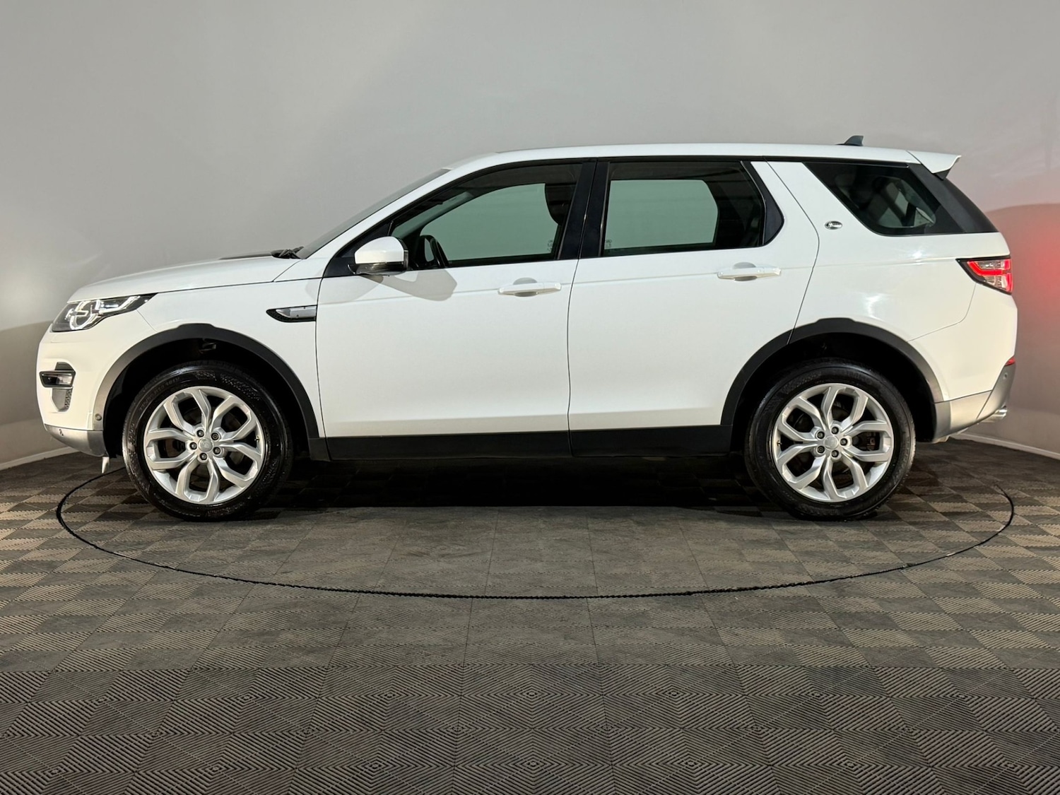 Used Land Rover Discovery Sport 2015 for sale - 76372590: Photo 5