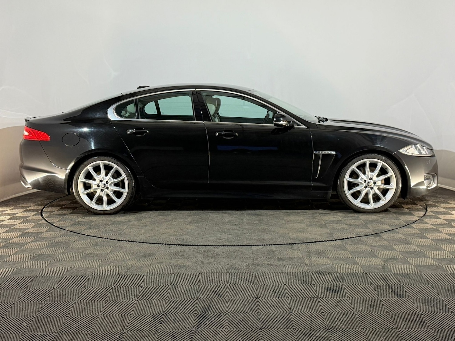 Used Jaguar XF 2012 for sale - 76968664: Photo 4