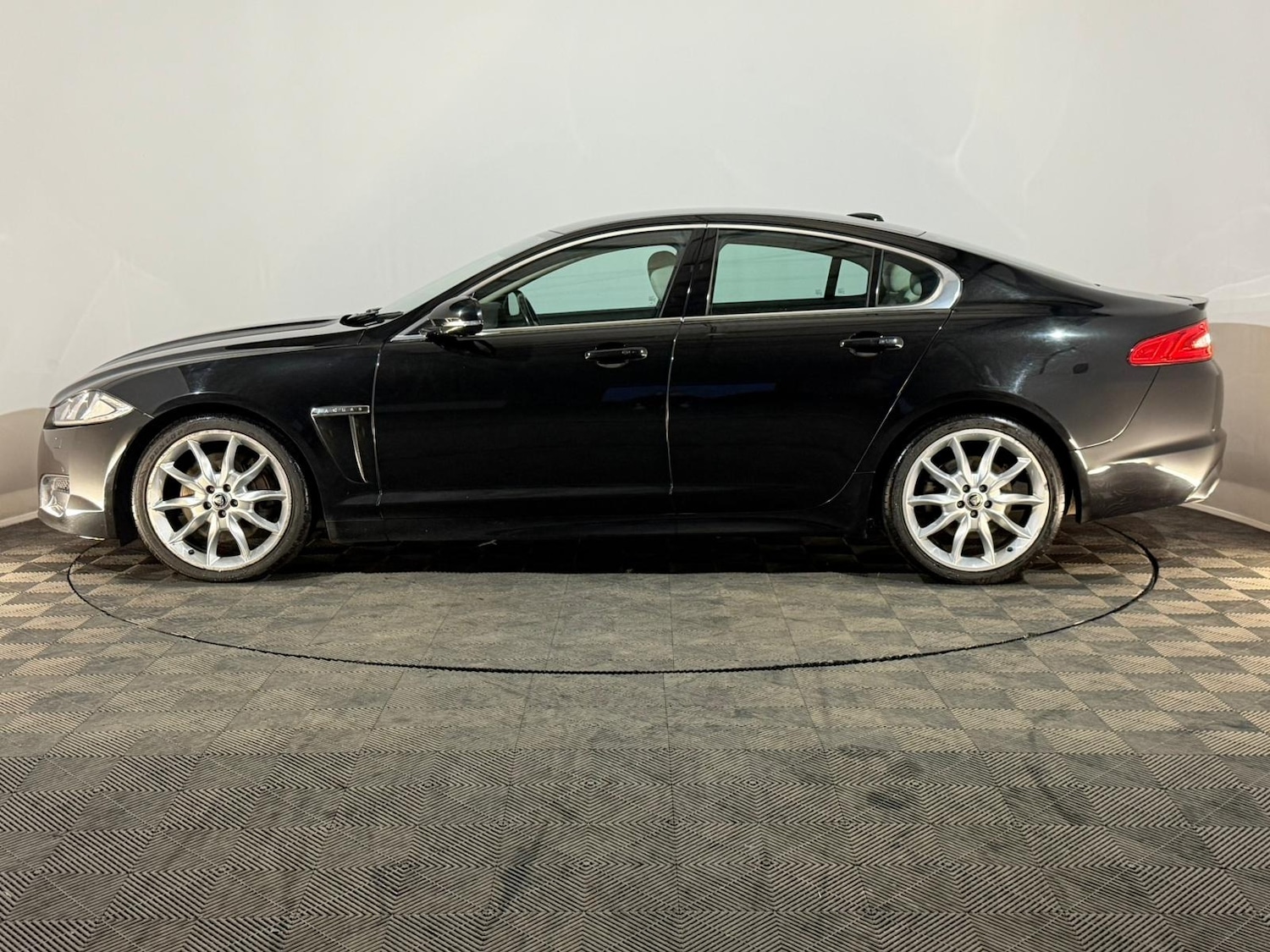 Used Jaguar XF 2012 for sale - 76968664: Photo 5