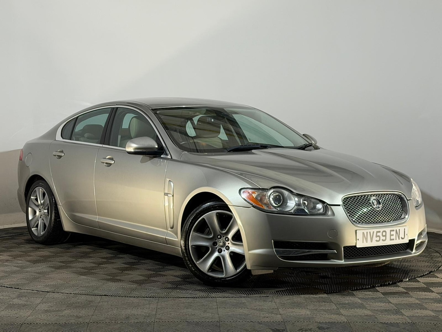 Used Jaguar XF 2010 for sale - 76415008: Photo 1