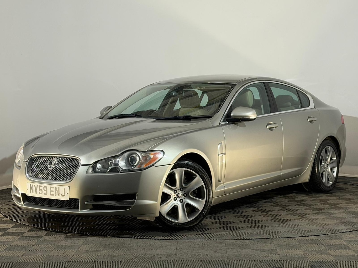 Used Jaguar XF 2010 for sale - 76415008: Photo 3