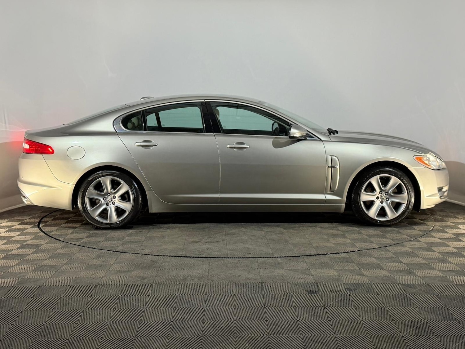 Used Jaguar XF 2010 for sale - 76415008: Photo 4