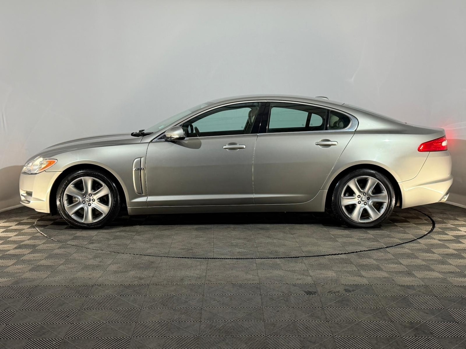 Used Jaguar XF 2010 for sale - 76415008: Photo 5