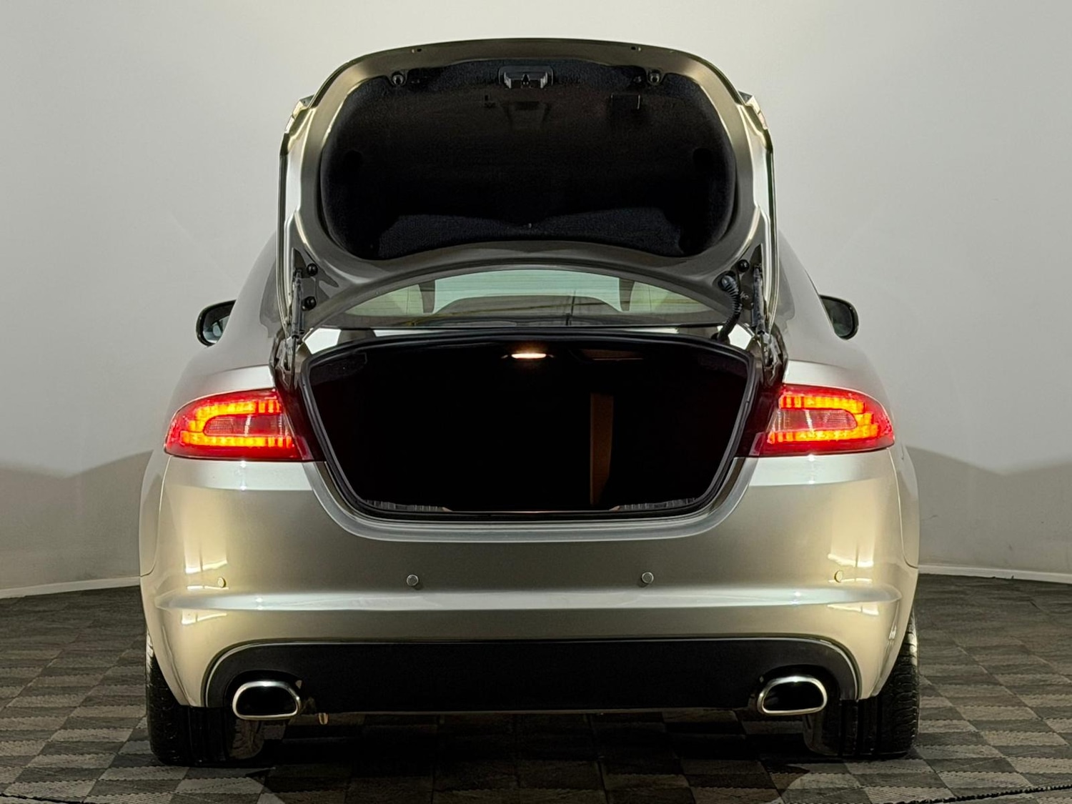 Used Jaguar XF 2010 for sale - 76415008: Photo 8