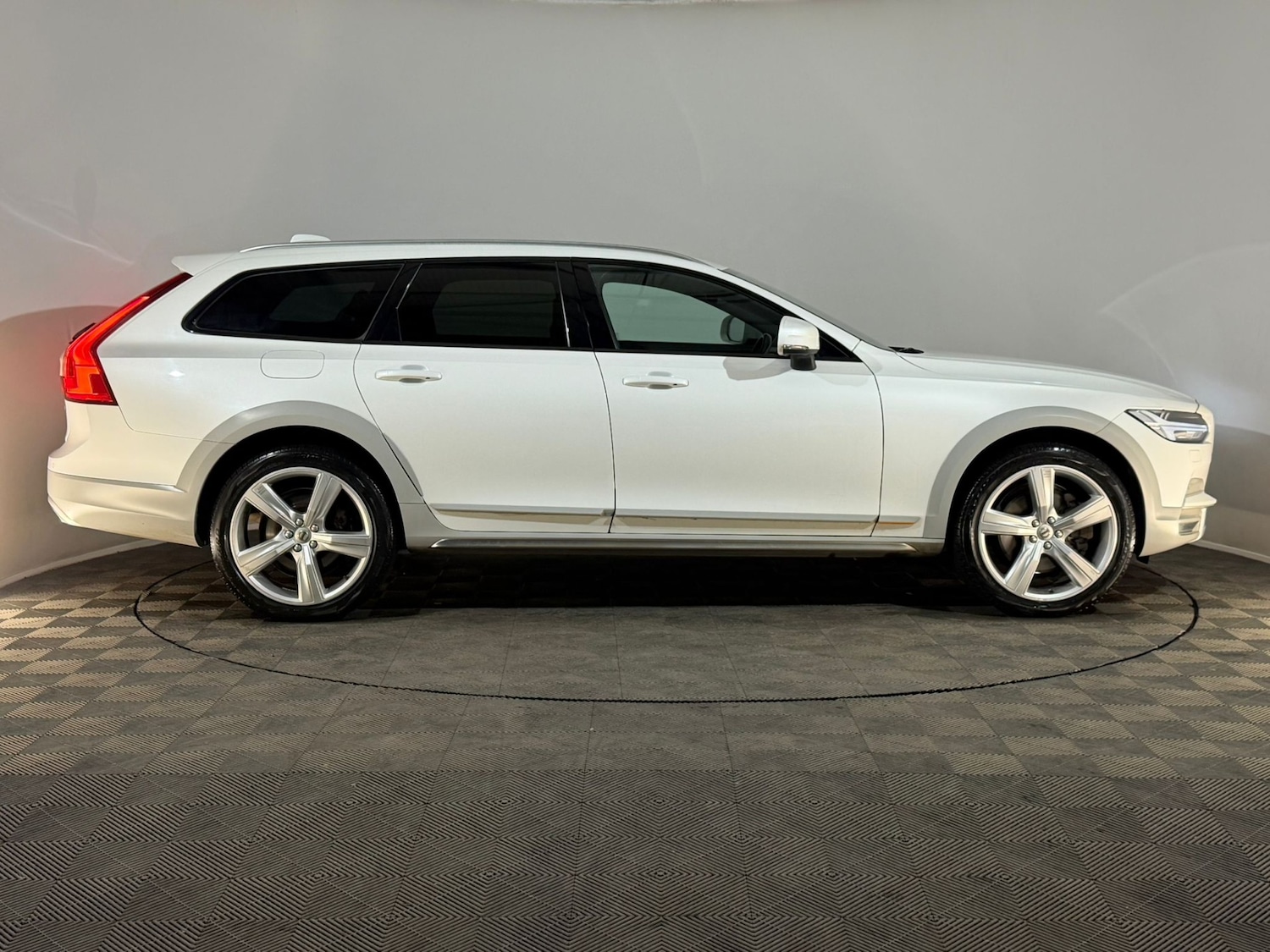 Used Volvo V90 2018 for sale - 78216231: Photo 4