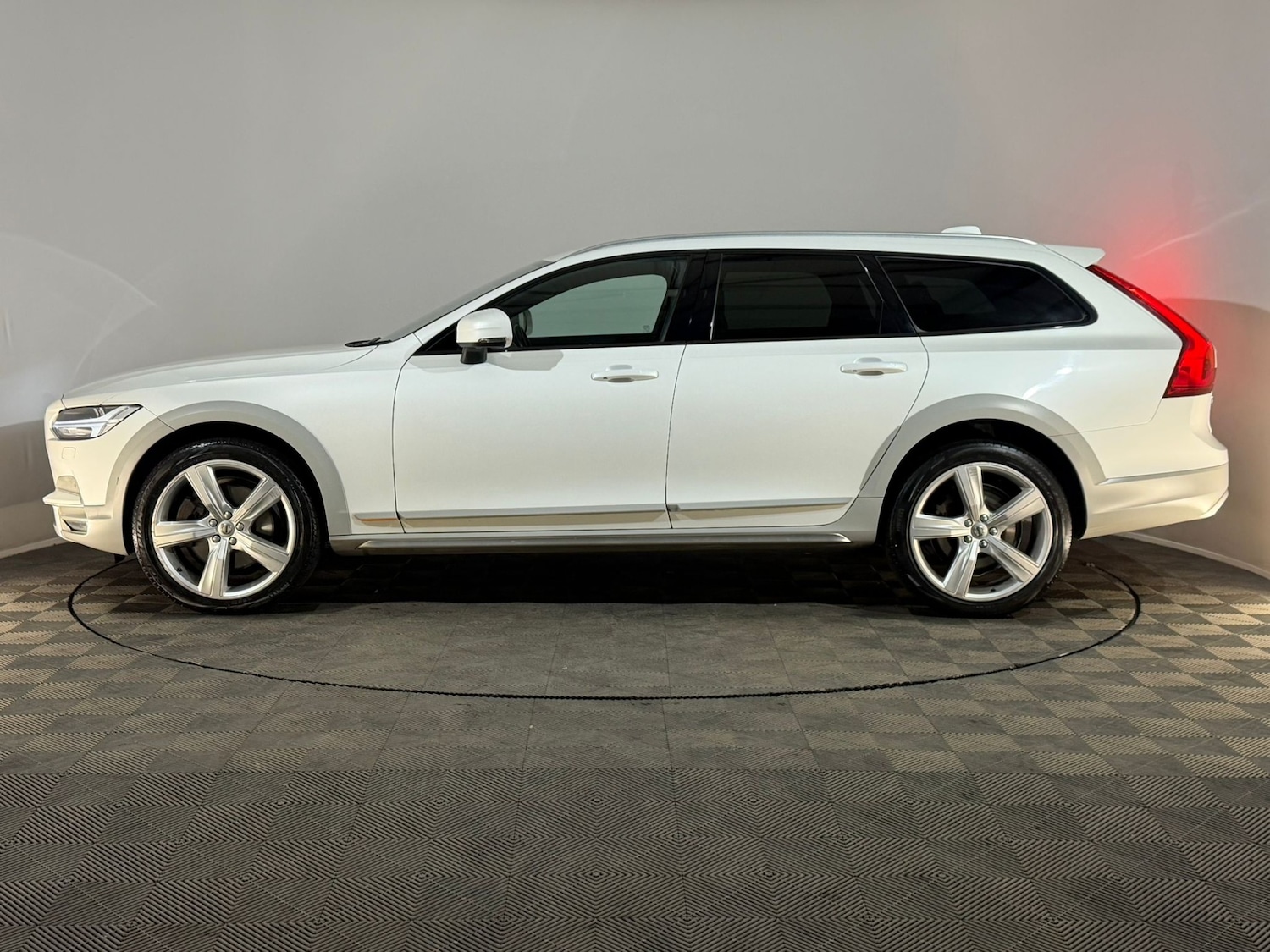 Used Volvo V90 2018 for sale - 78216231: Photo 5