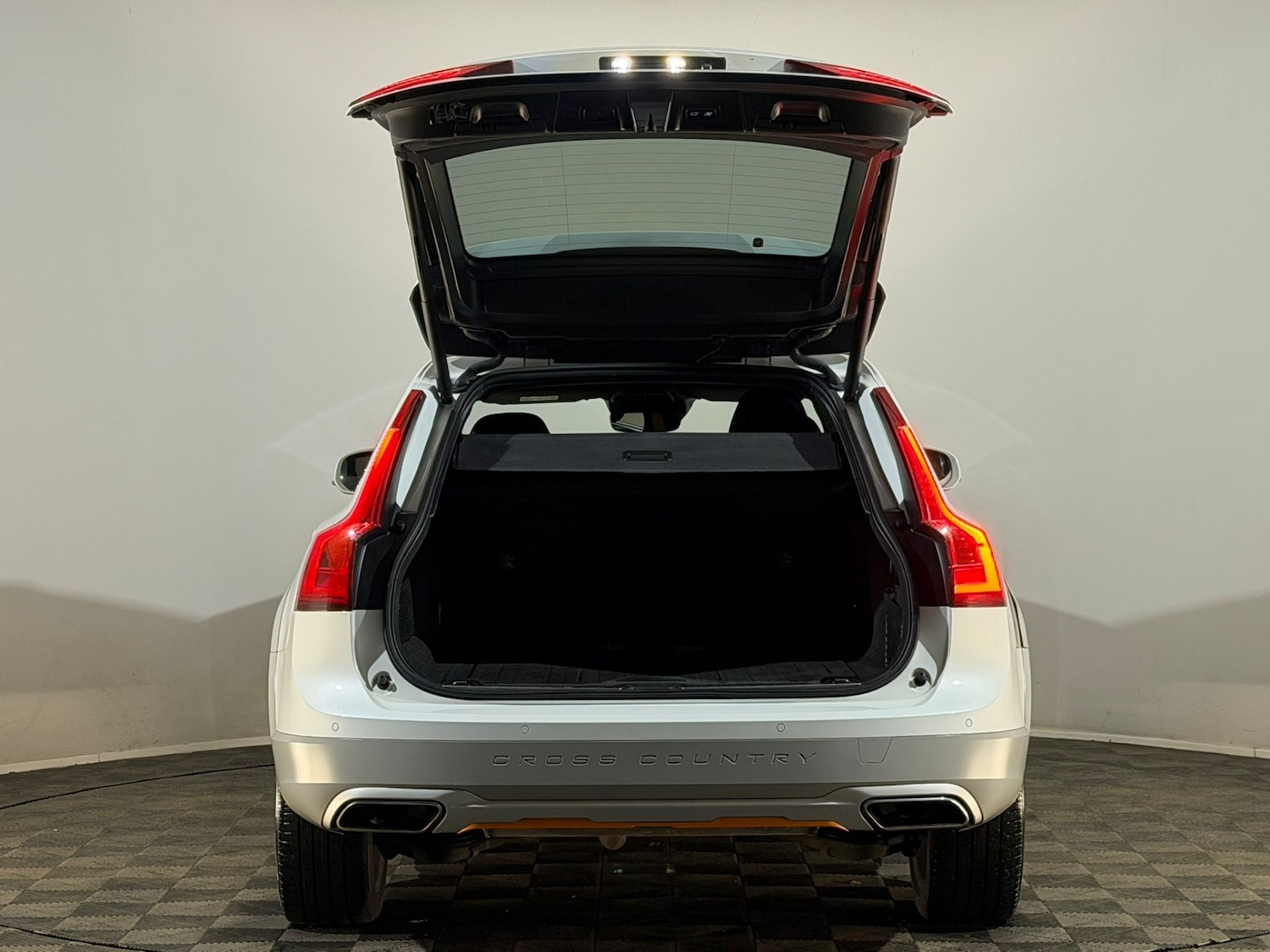 Used Volvo V90 2018 for sale - 78216231: Photo 8