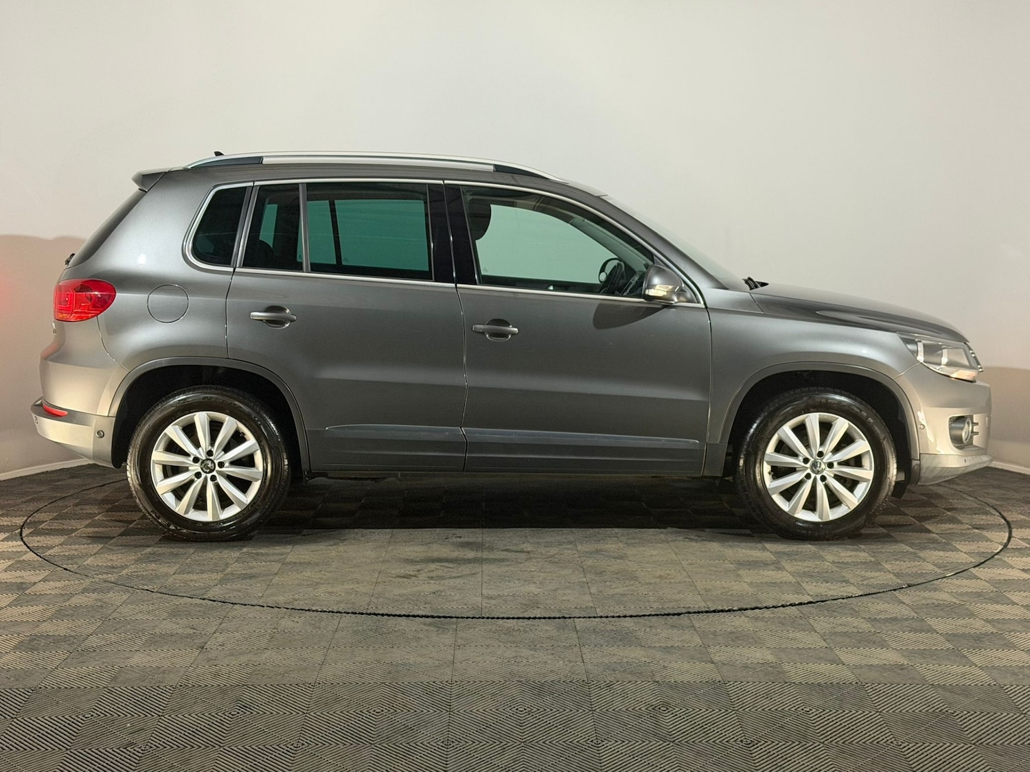 Used Volkswagen Tiguan 2015 for sale - 76129336: Photo 4