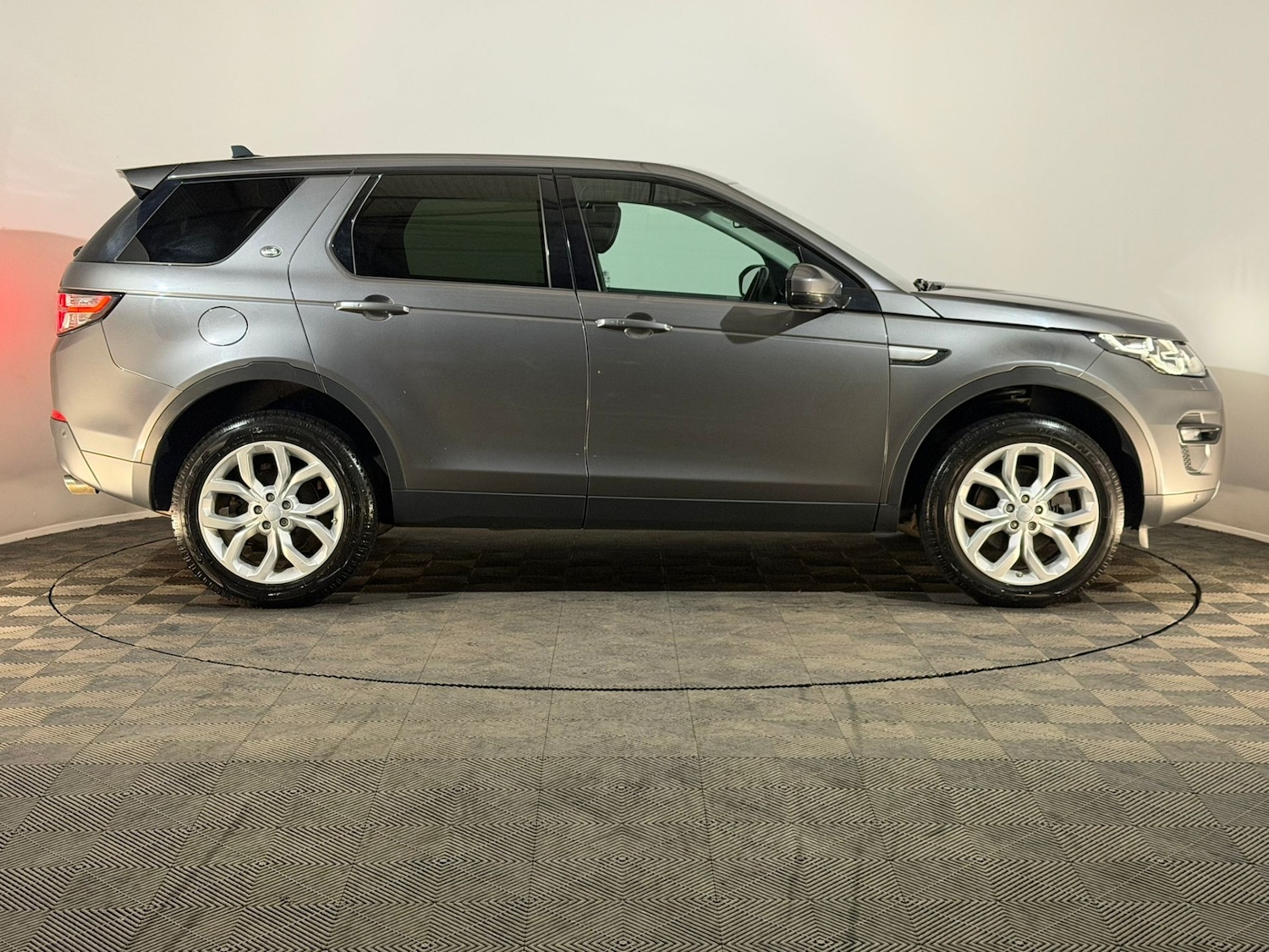 Used Land Rover Discovery Sport 2015 for sale - 76792680: Photo 4