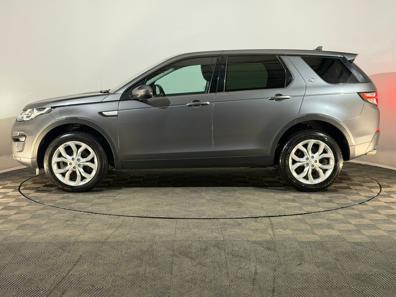 Used Land Rover Discovery Sport 2015 for sale - 76792680: Photo 5
