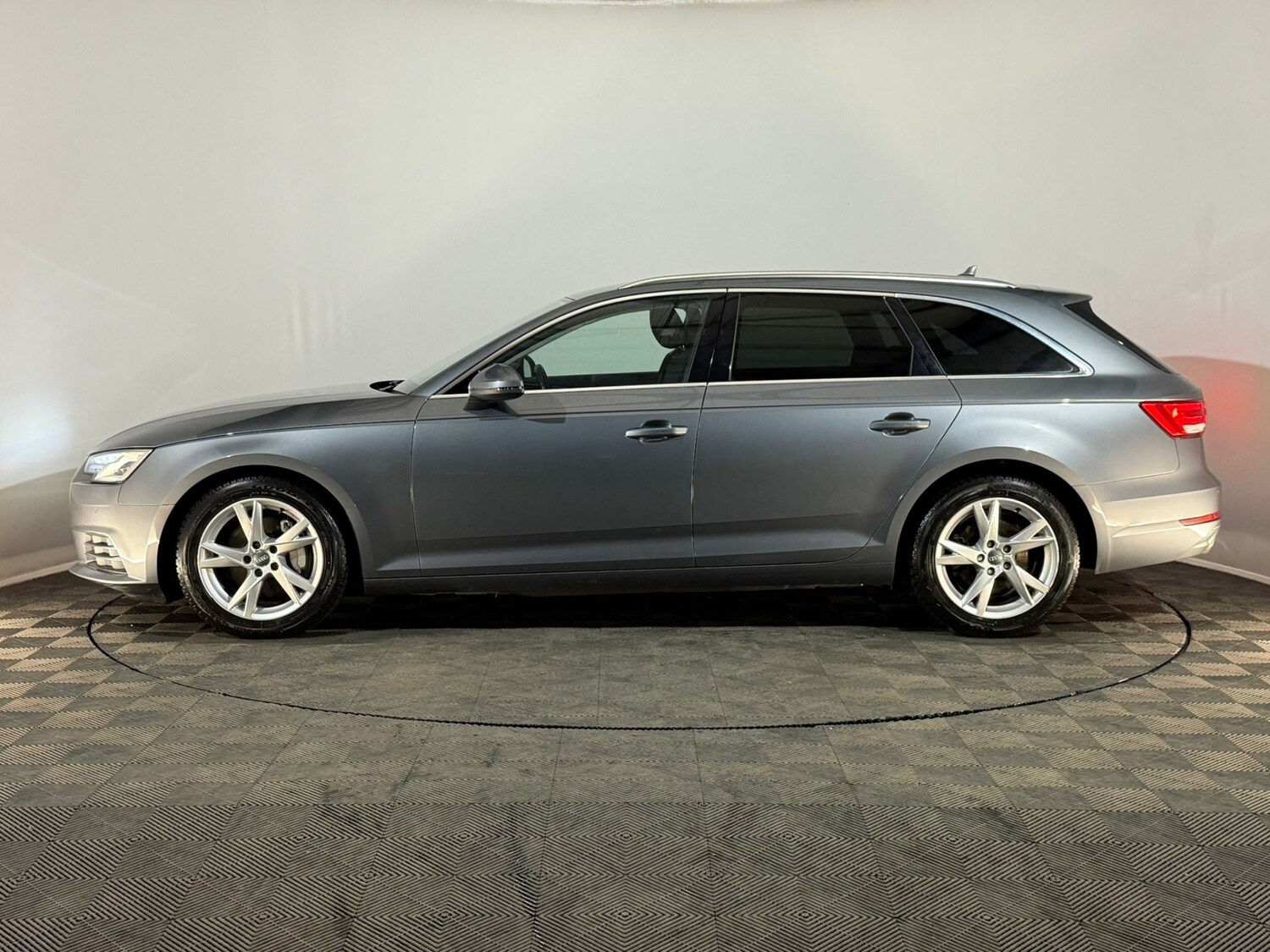 Used Audi A4 2017 for sale - 77648192: Photo 4