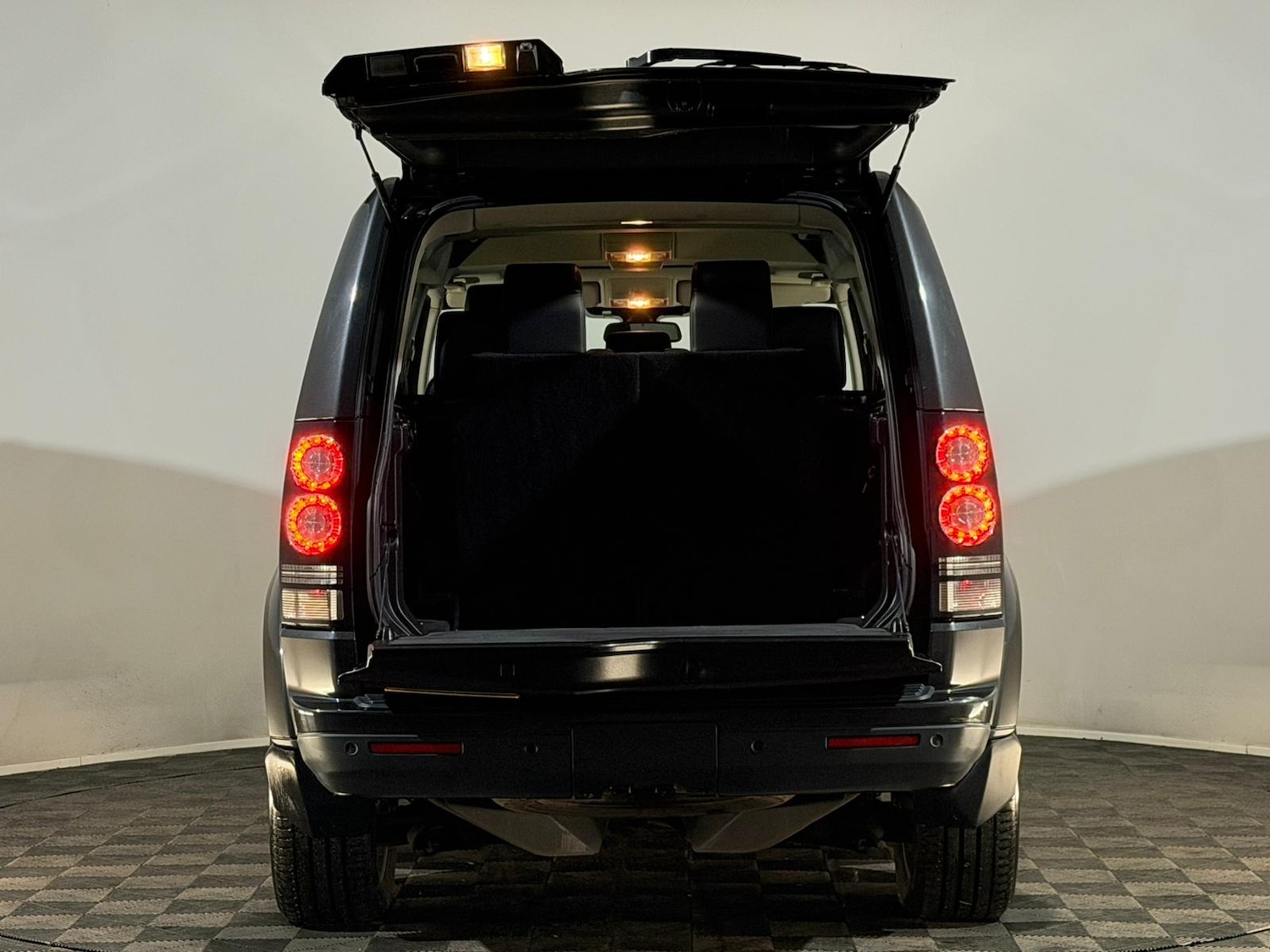 Used Land Rover Discovery 2015 for sale - 76703720: Photo 8