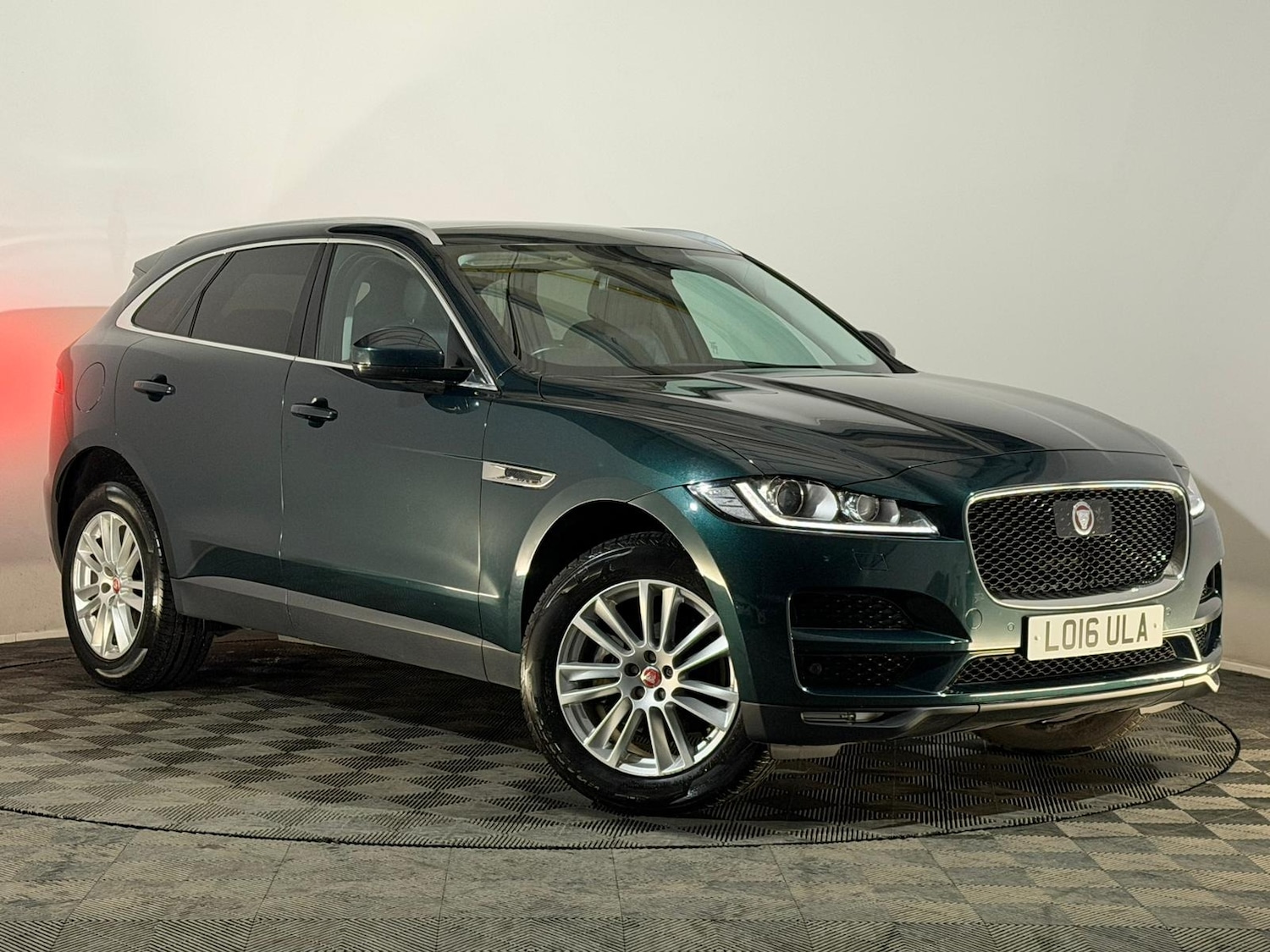 Used Jaguar F-Pace 2016 for sale - 76968651: Photo 1