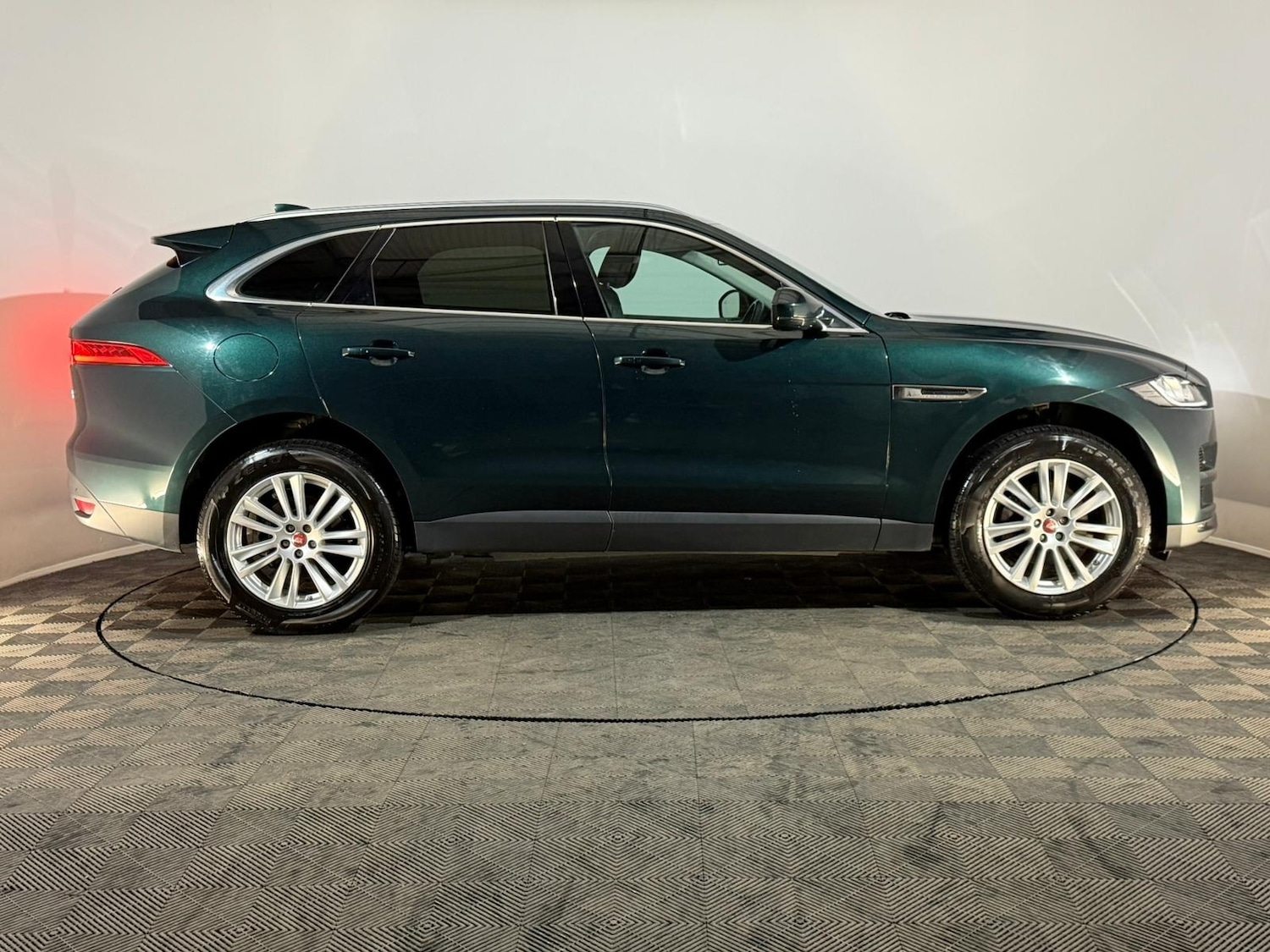 Used Jaguar F-Pace 2016 for sale - 76968651: Photo 4