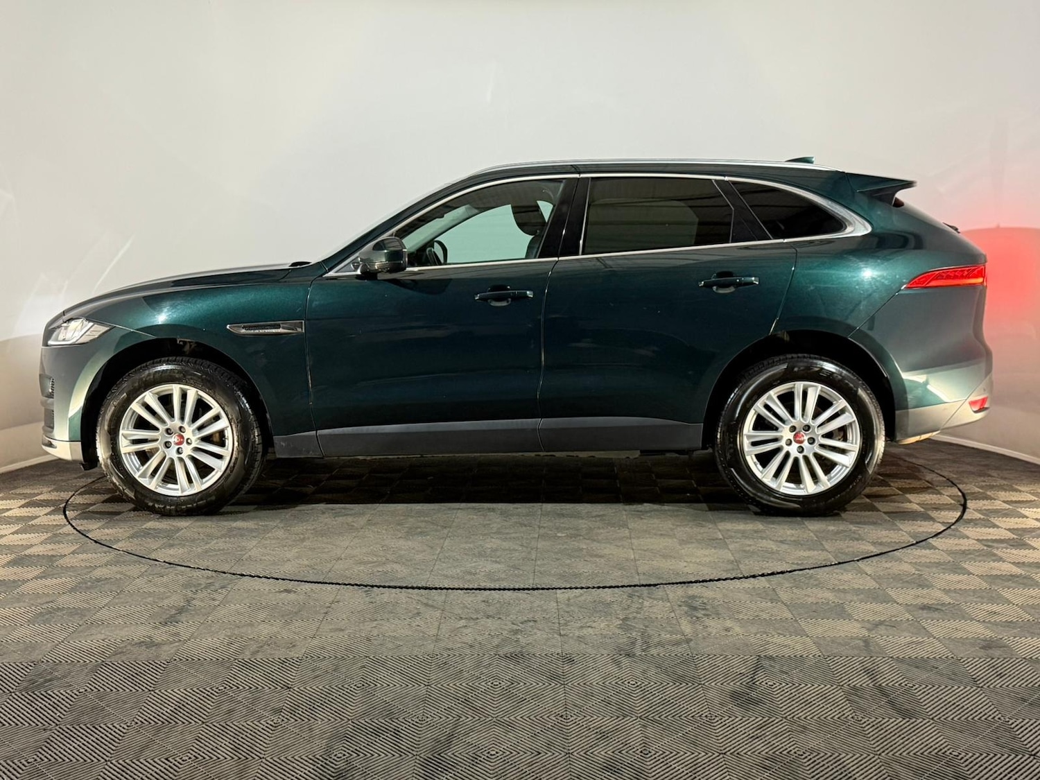 Used Jaguar F-Pace 2016 for sale - 76968651: Photo 5