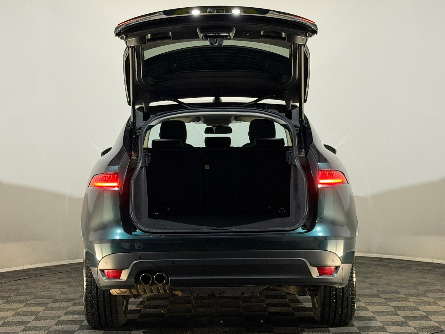 Used Jaguar F-Pace 2016 for sale - 76968651: Photo 8