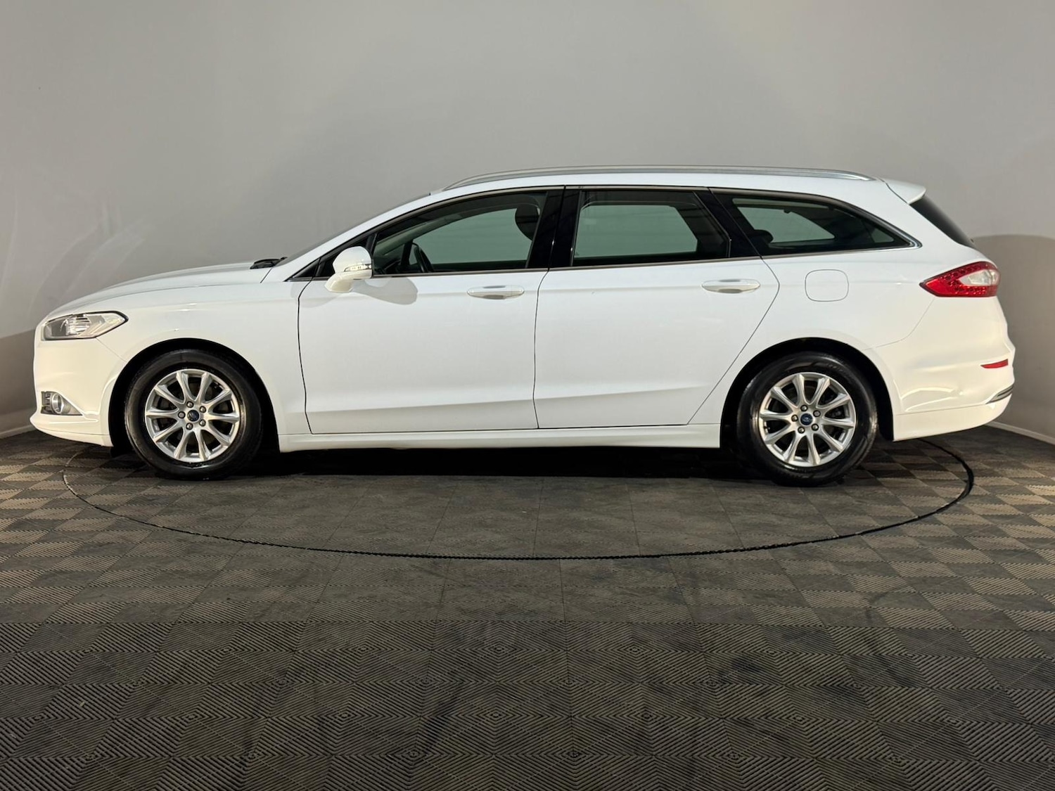 Used Ford Mondeo 2015 for sale - 76931691: Photo 5