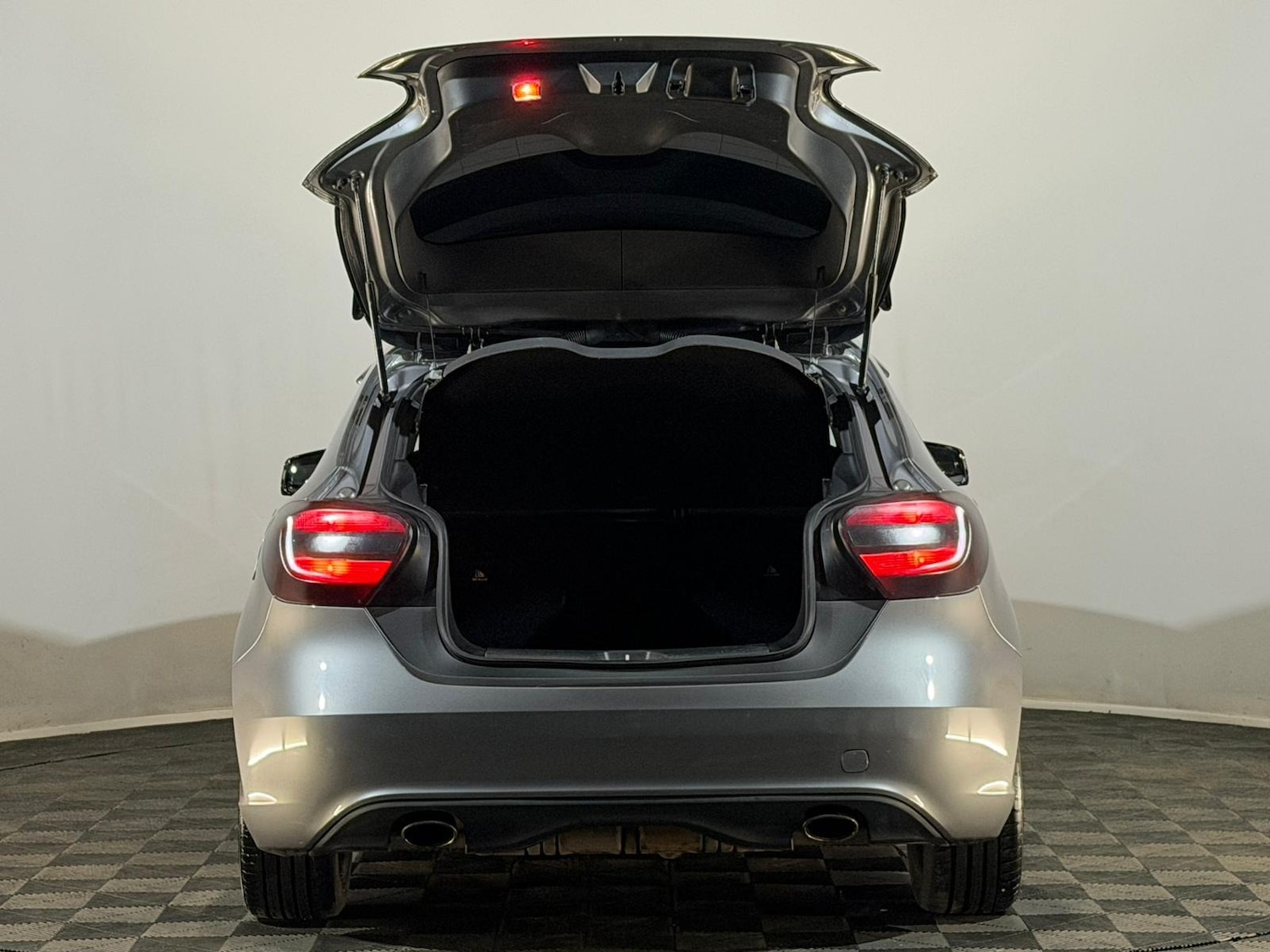 Used Mercedes-Benz A-Class 2013 for sale - 77673977: Photo 8