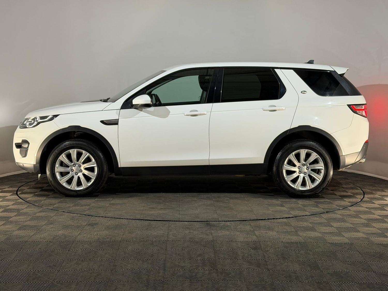 Used Land Rover Discovery Sport 2016 for sale - 76494234: Photo 5