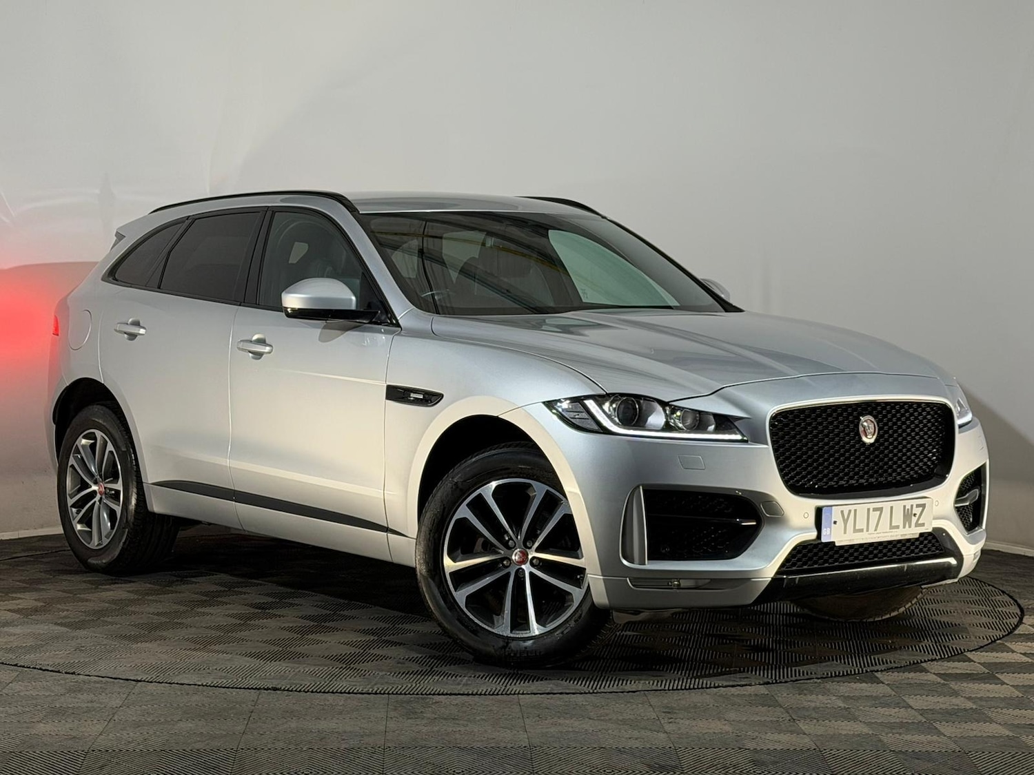 Used Jaguar F-Pace 2017 for sale - 76419932: Photo 1