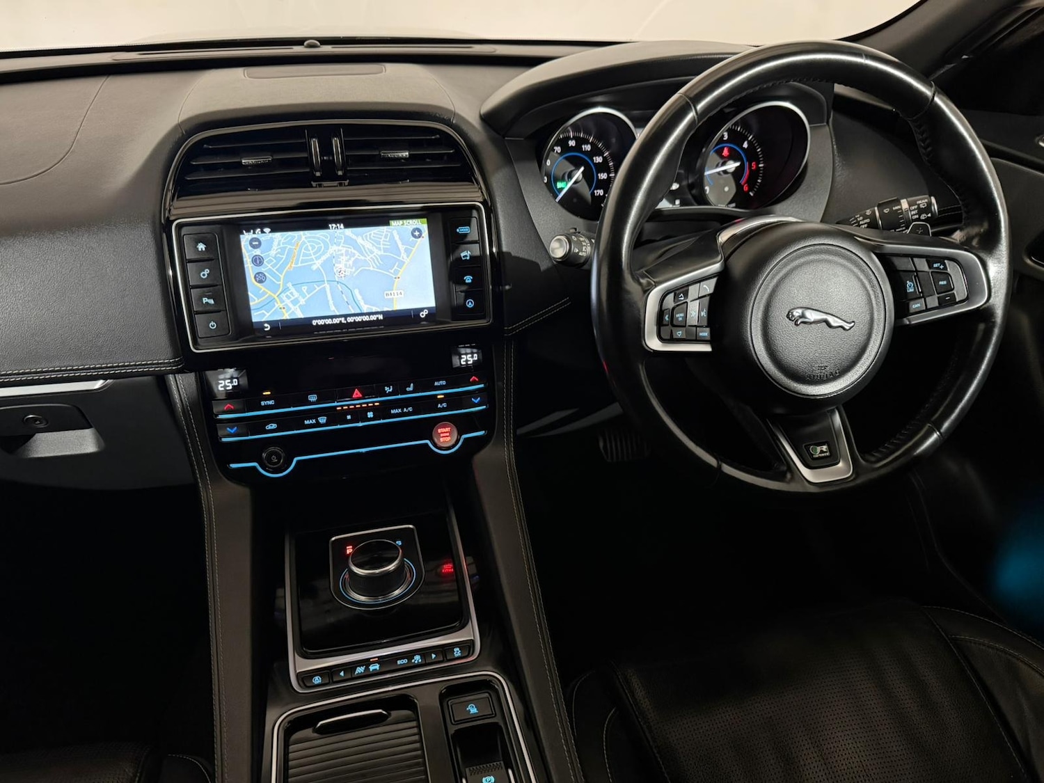 Used Jaguar F-Pace 2017 for sale - 76419932: Photo 12