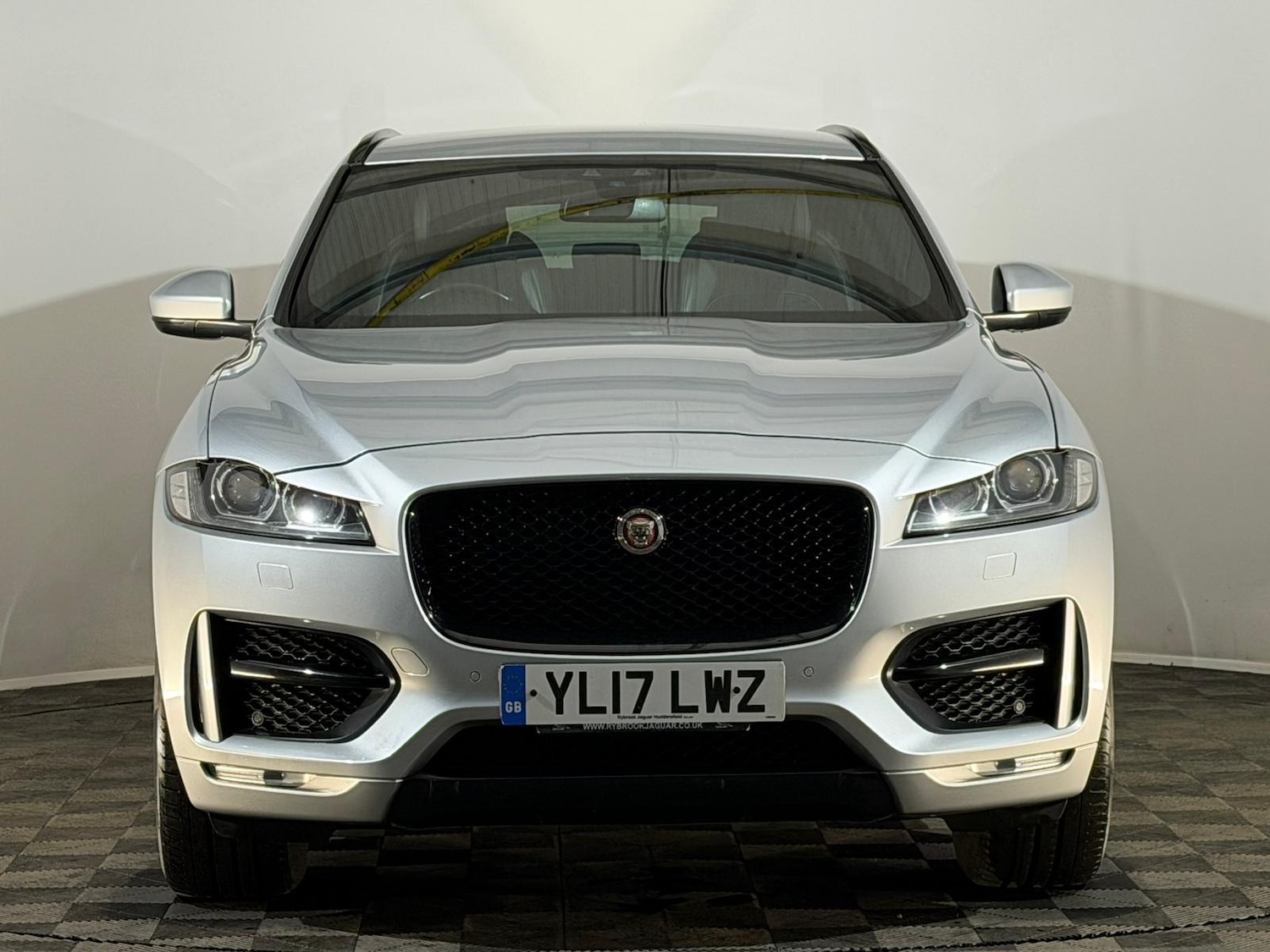 Used Jaguar F-Pace 2017 for sale - 76419932: Photo 2