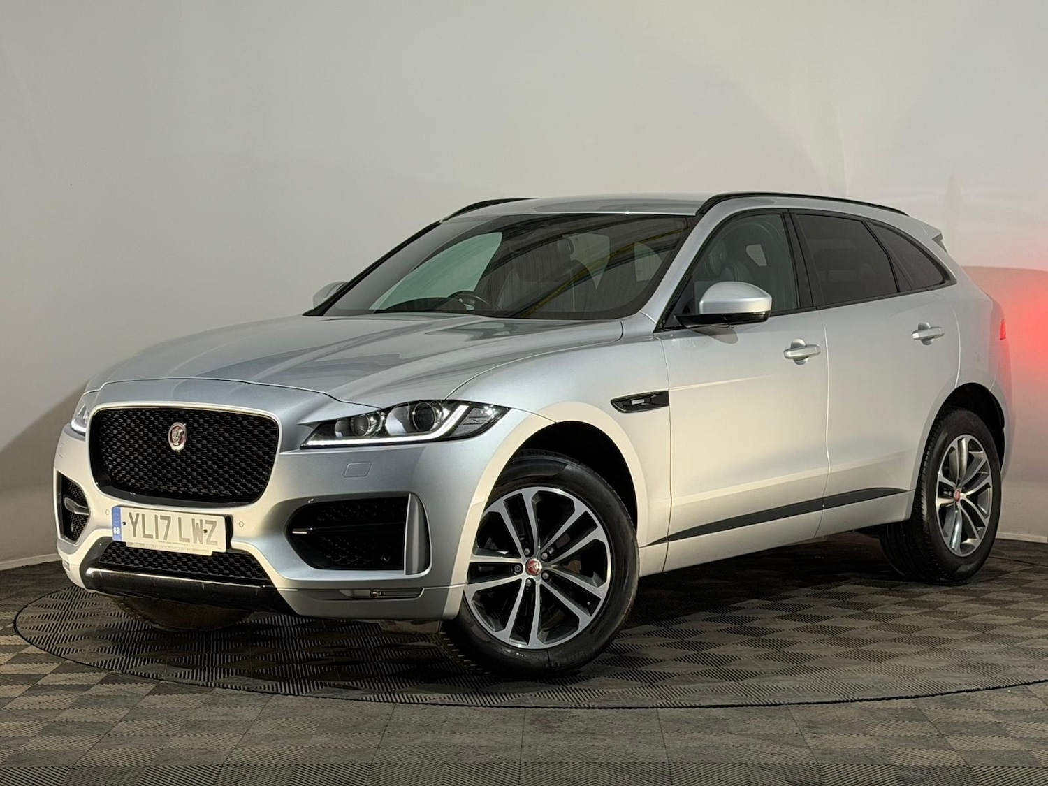 Used Jaguar F-Pace 2017 for sale - 76419932: Photo 3