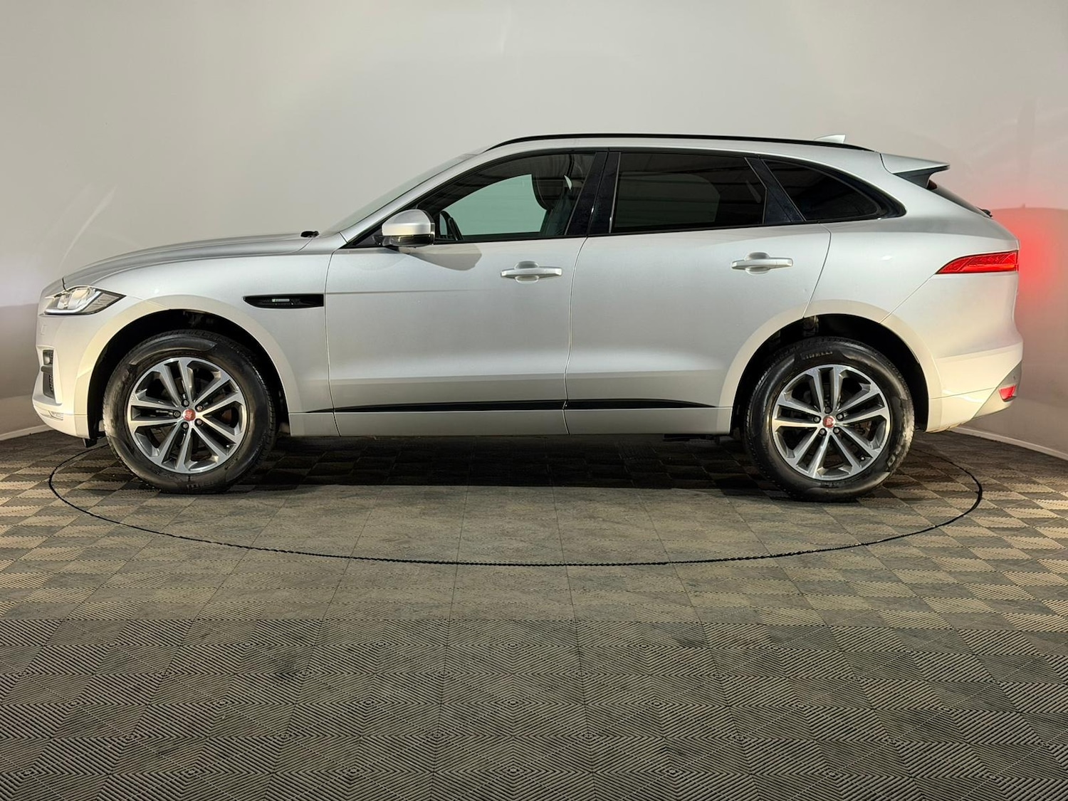 Used Jaguar F-Pace 2017 for sale - 76419932: Photo 5