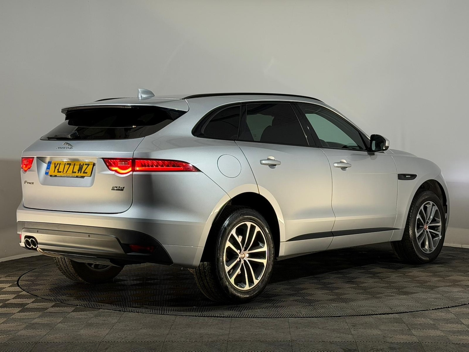 Used Jaguar F-Pace 2017 for sale - 76419932: Photo 6