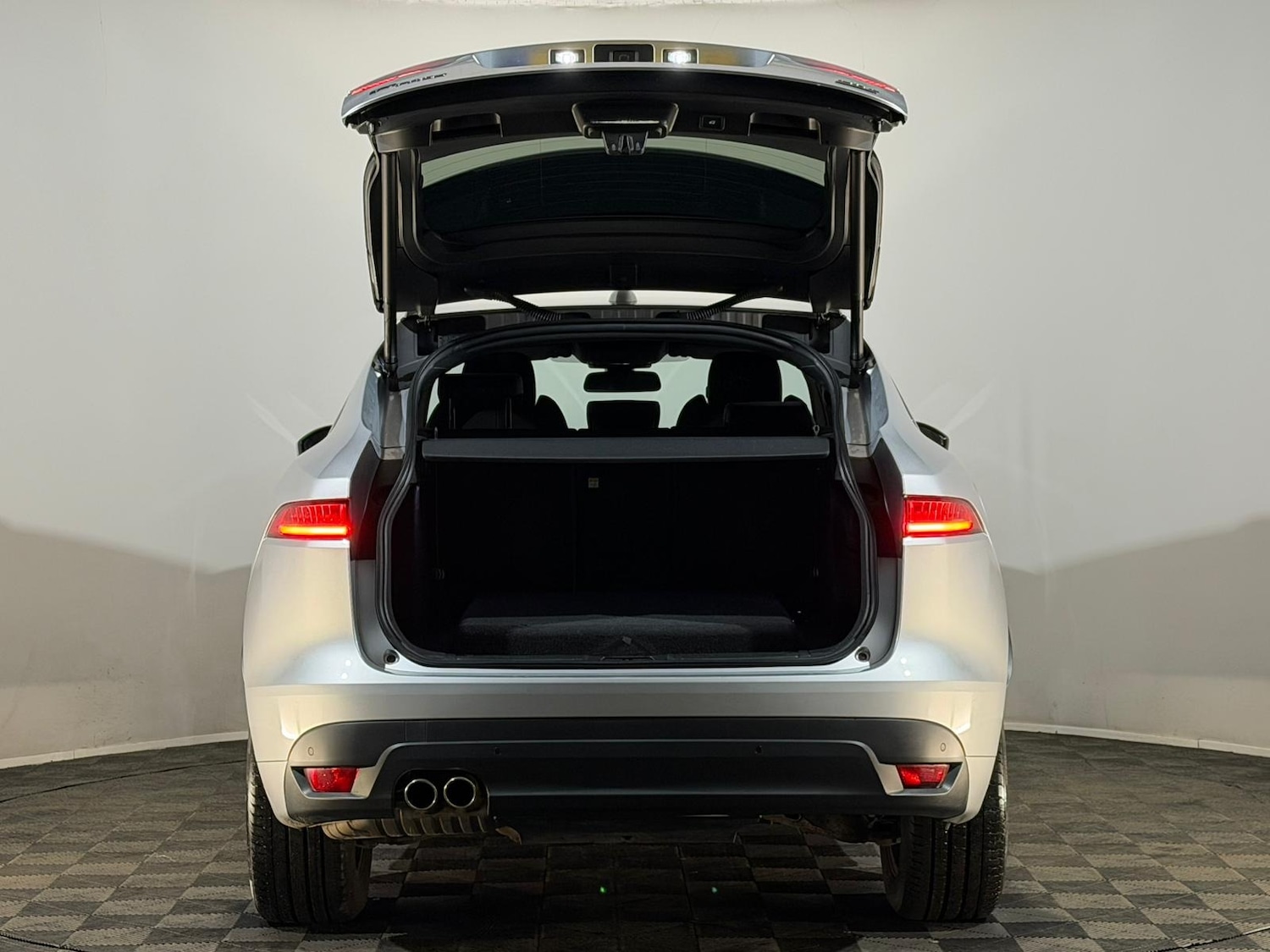 Used Jaguar F-Pace 2017 for sale - 76419932: Photo 8