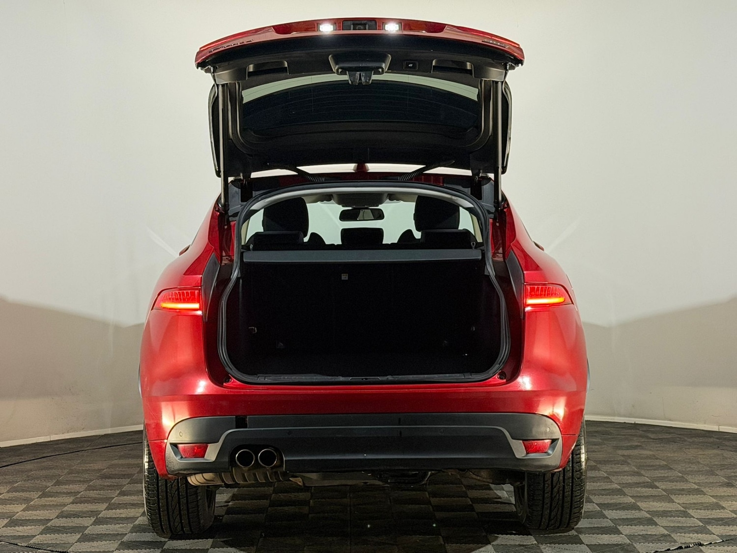 Used Jaguar F-Pace 2016 for sale - 77617370: Photo 8