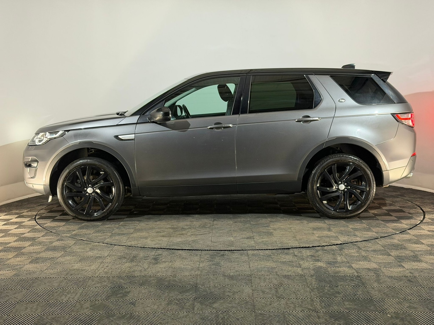 Used Land Rover Discovery Sport 2016 for sale - 76170845: Photo 5