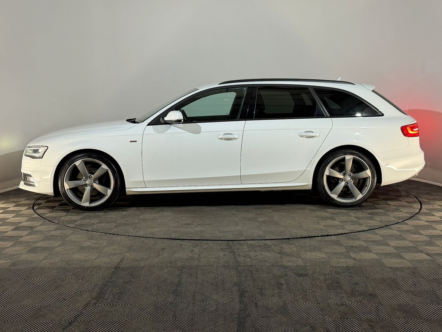 Used Audi A4 2014 for sale - 76445112: Photo 5