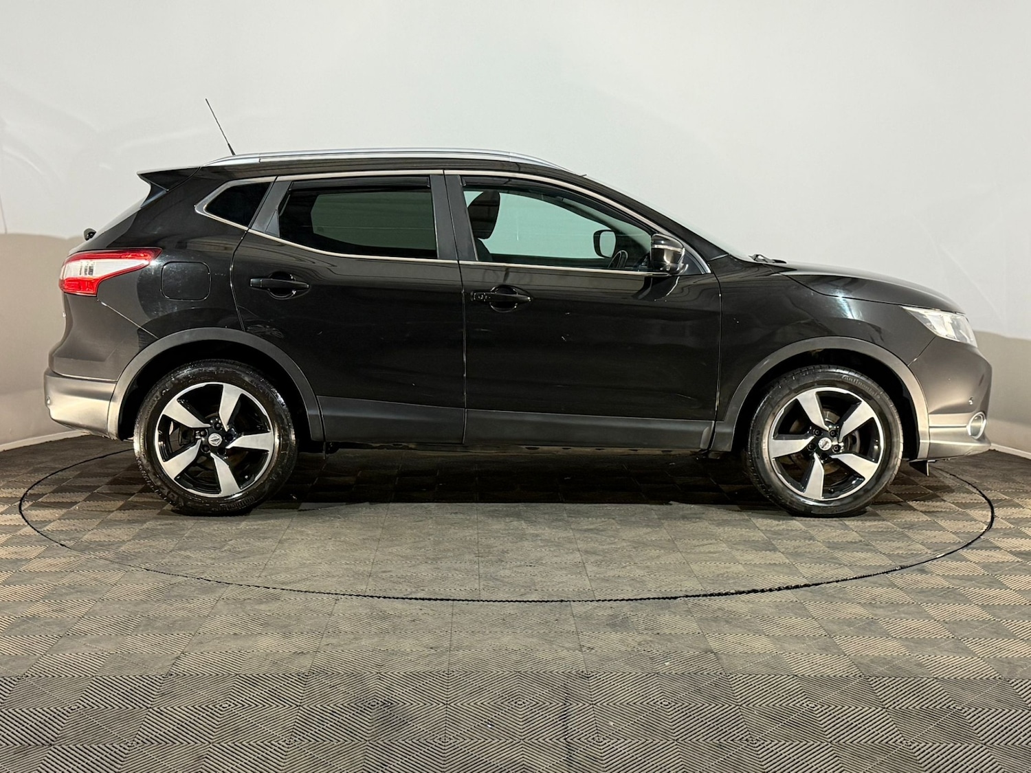 Used Nissan Qashqai 2015 for sale - 77951629: Photo 2