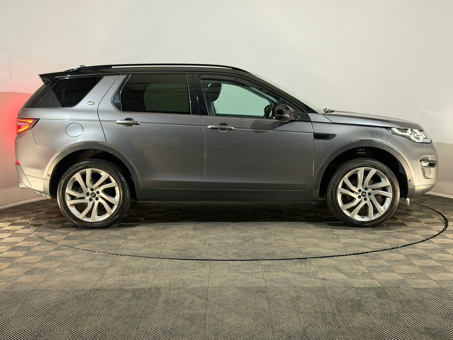 Used Land Rover Discovery Sport 2015 for sale - 76296989: Photo 4