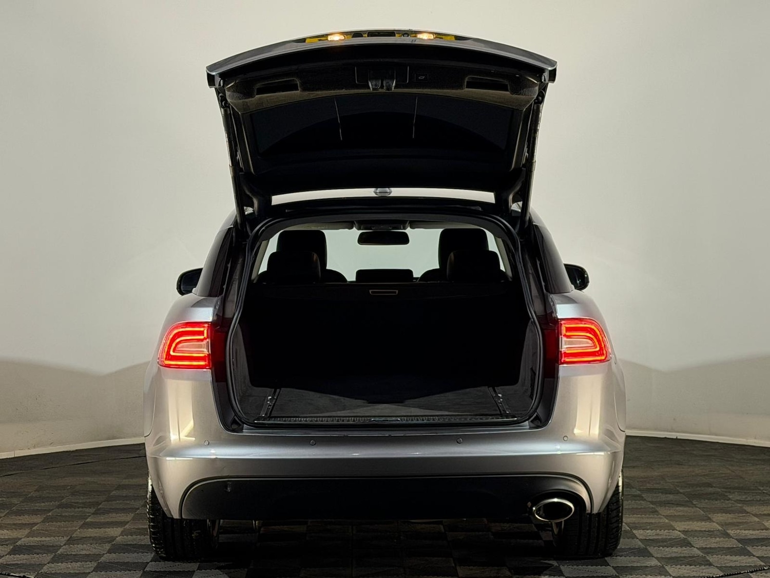 Used Jaguar XF 2013 for sale - 77180079: Photo 8