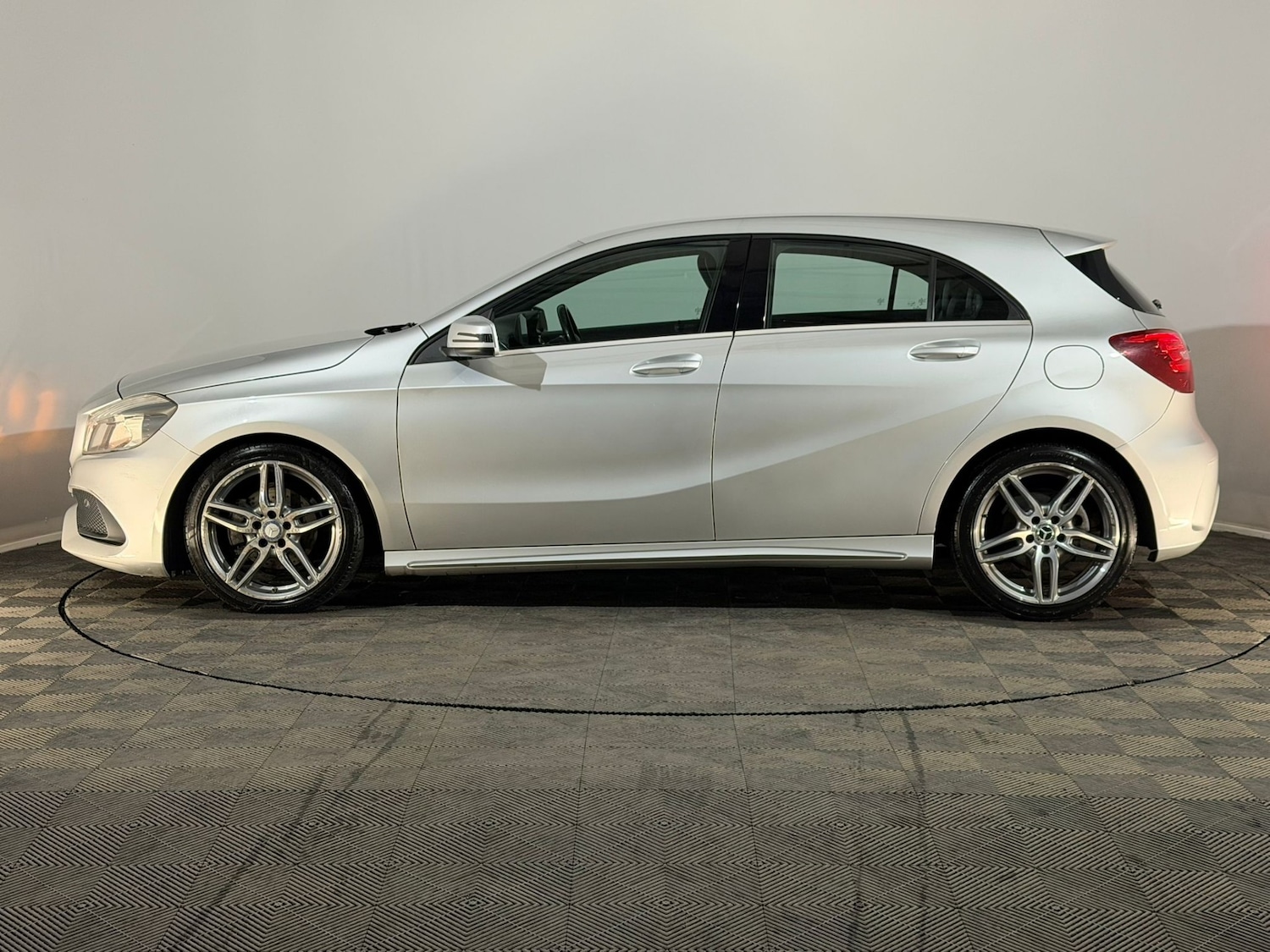Used Mercedes-Benz A-Class 2017 for sale - 76703721: Photo 5