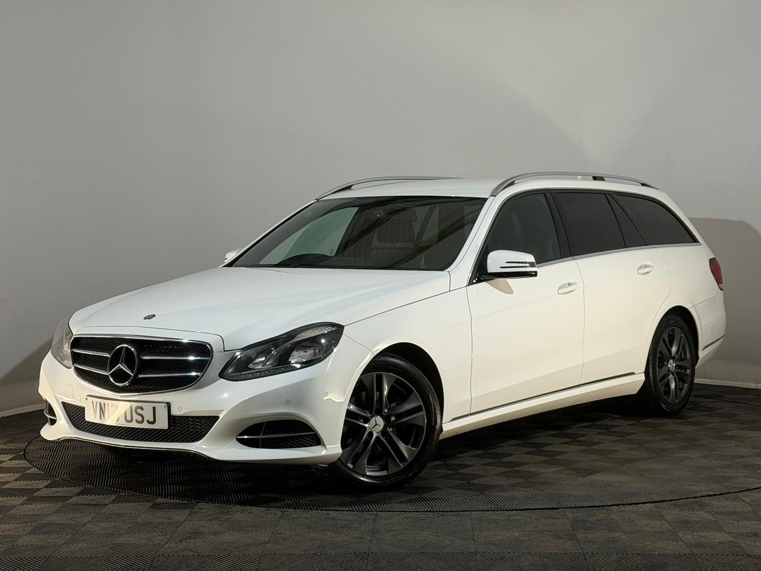 Used Mercedes-Benz E Class 2013 for sale - 77551882: Photo 3