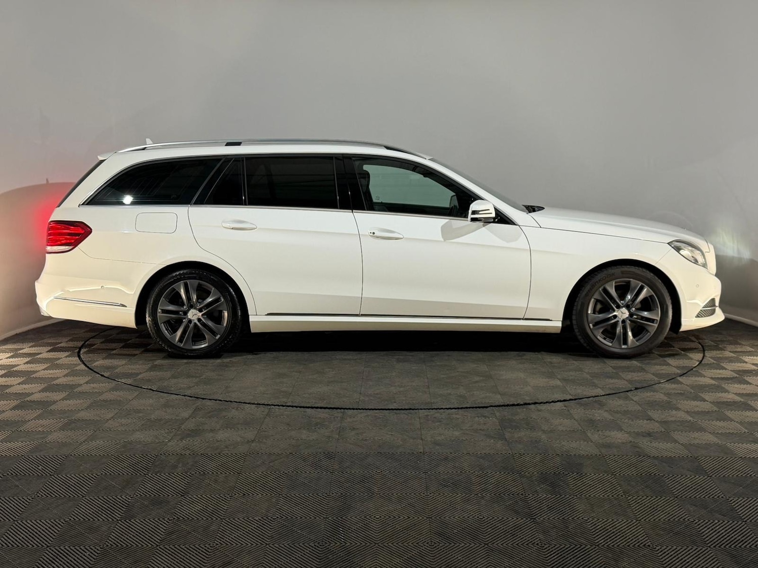 Used Mercedes-Benz E Class 2013 for sale - 77551882: Photo 4