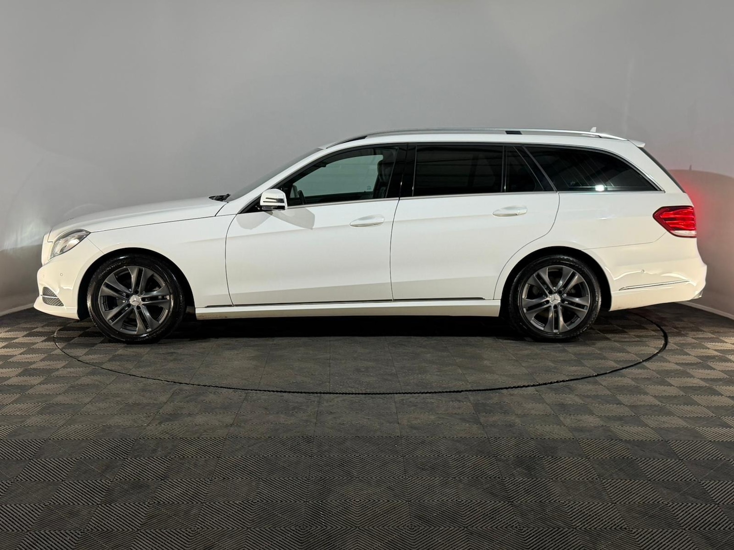 Used Mercedes-Benz E Class 2013 for sale - 77551882: Photo 5