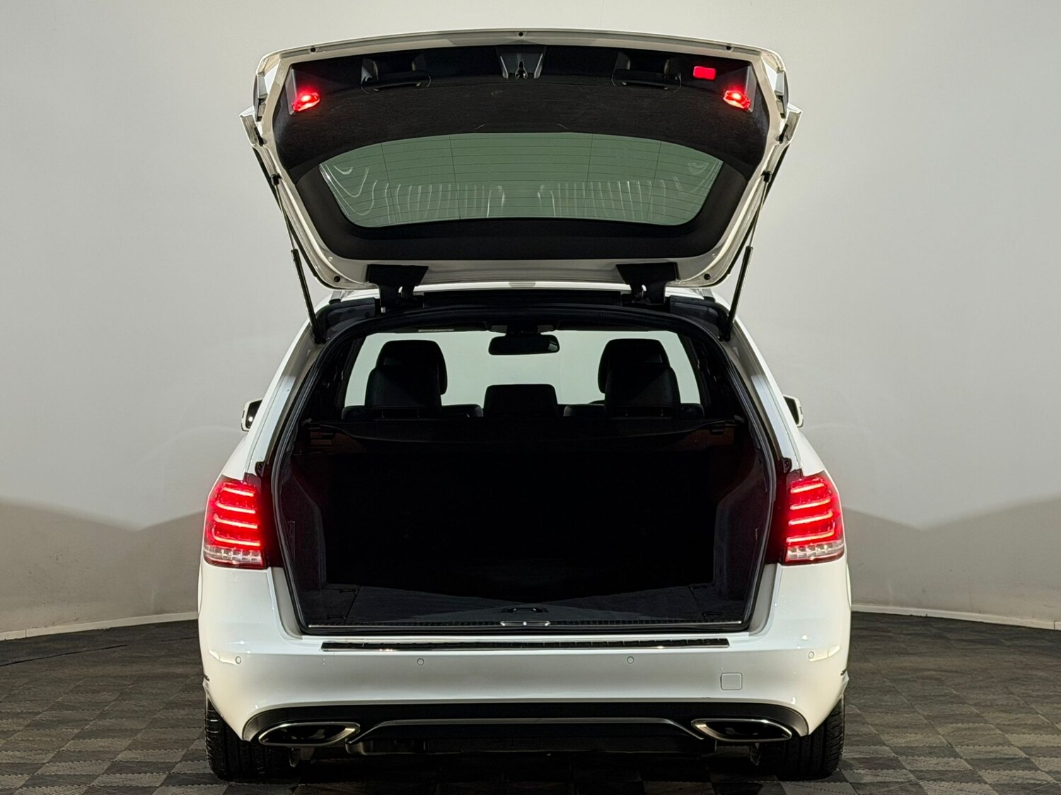 Used Mercedes-Benz E Class 2013 for sale - 77551882: Photo 8