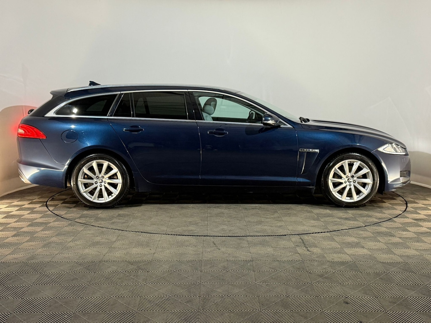 Used Jaguar XF 2013 for sale - 78158542: Photo 4