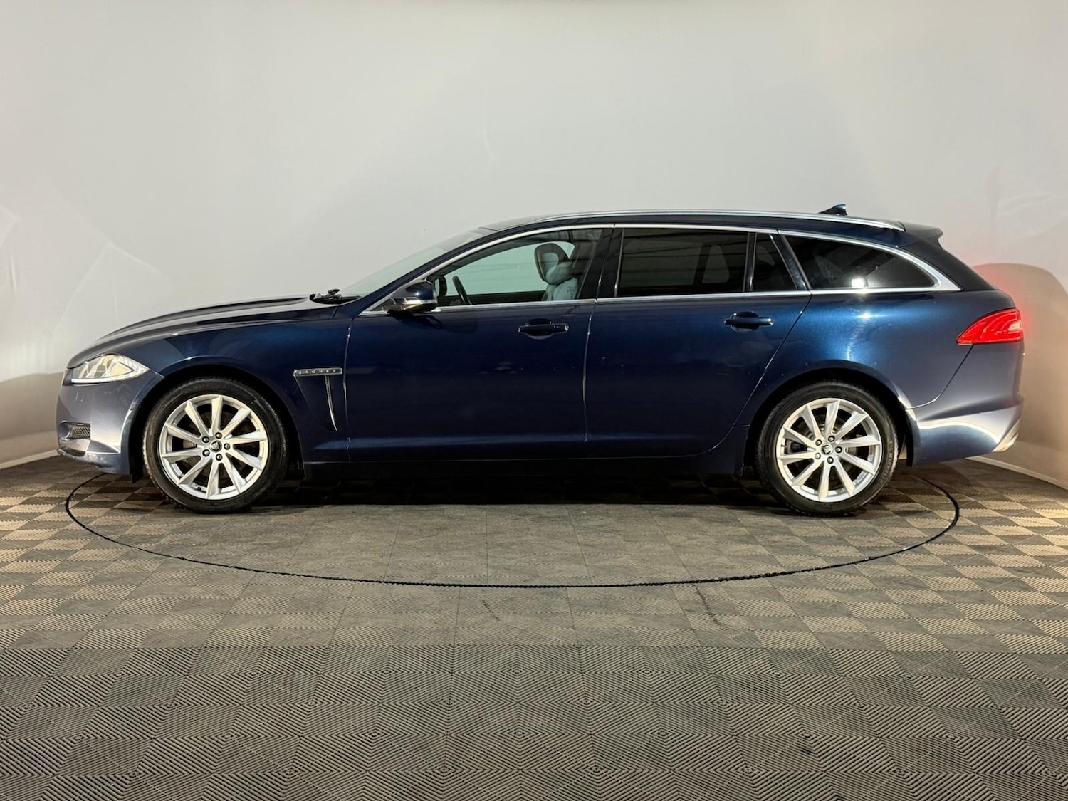 Used Jaguar XF 2013 for sale - 78158542: Photo 5