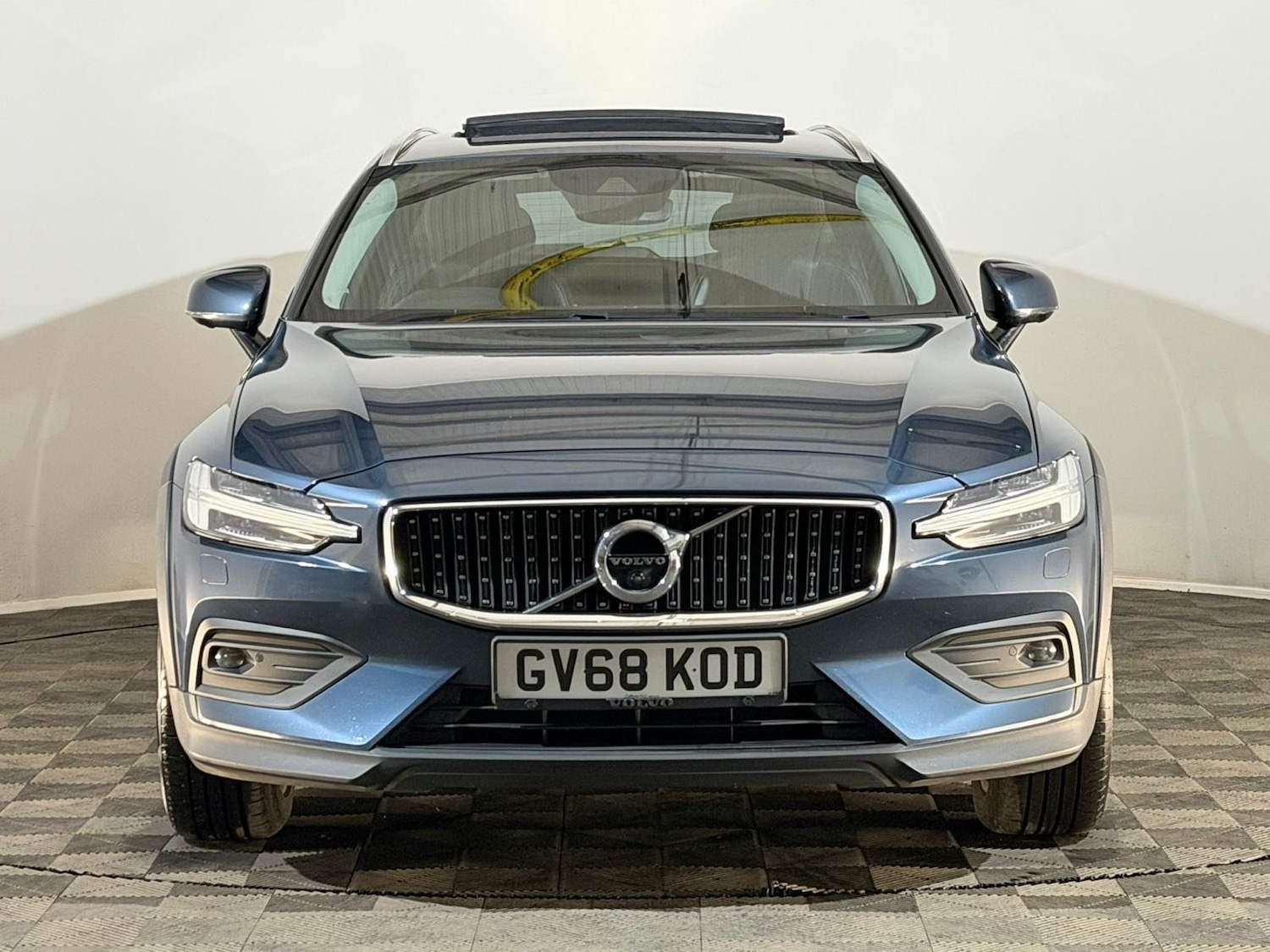 Used Volvo V60 2018 for sale - 78216097: Photo 2