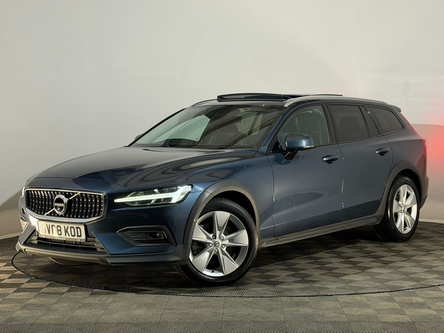 Used Volvo V60 2018 for sale - 78216097: Photo 3