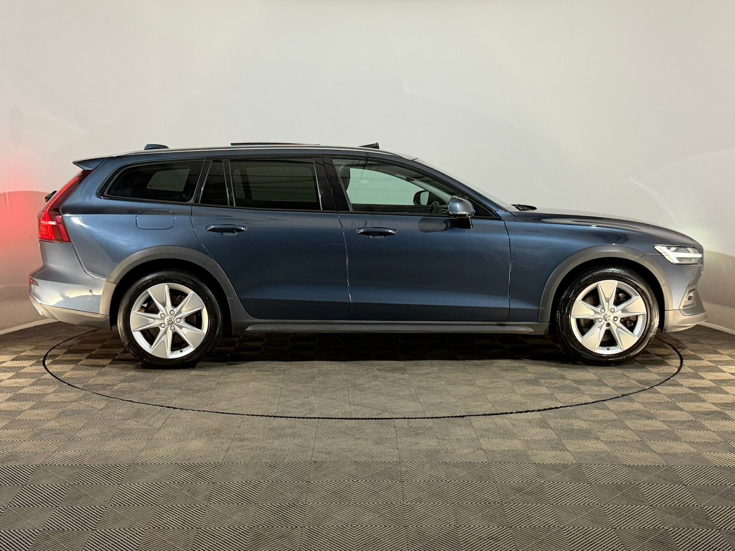 Used Volvo V60 2018 for sale - 78216097: Photo 4
