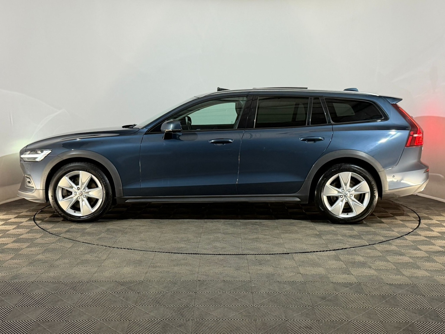 Used Volvo V60 2018 for sale - 78216097: Photo 5