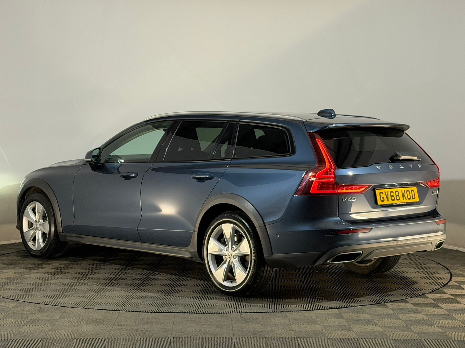 Used Volvo V60 2018 for sale - 78216097: Photo 9